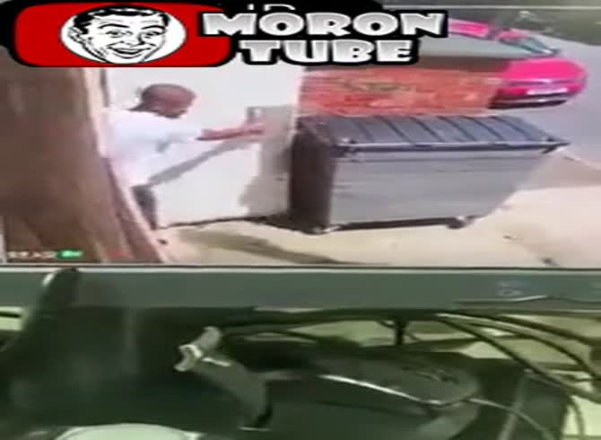 Video :A man is ordered to clean up all the feces that have been caught behind a garbage can!